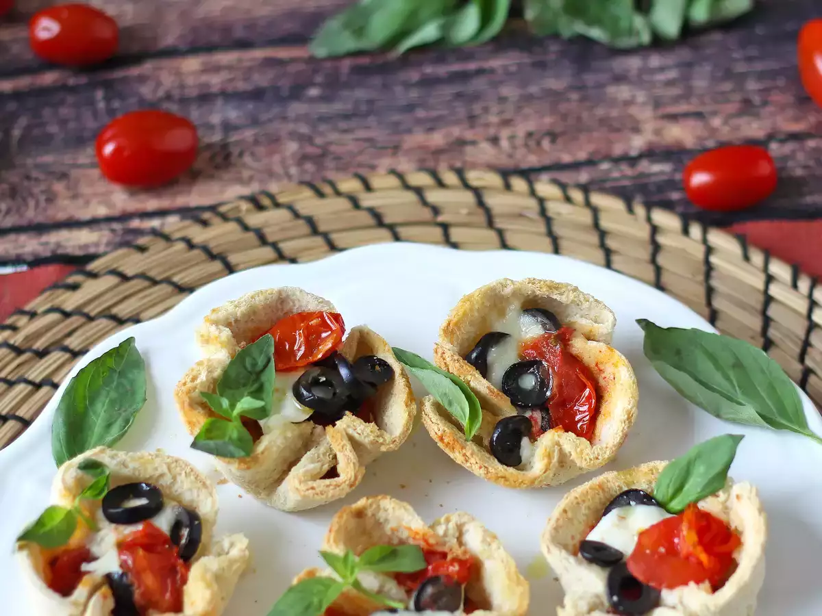 Kosze pieczywa z mozzarellą, pomidorkami koktajlowymi i czarnymi oliwkami - zdjęcie 4