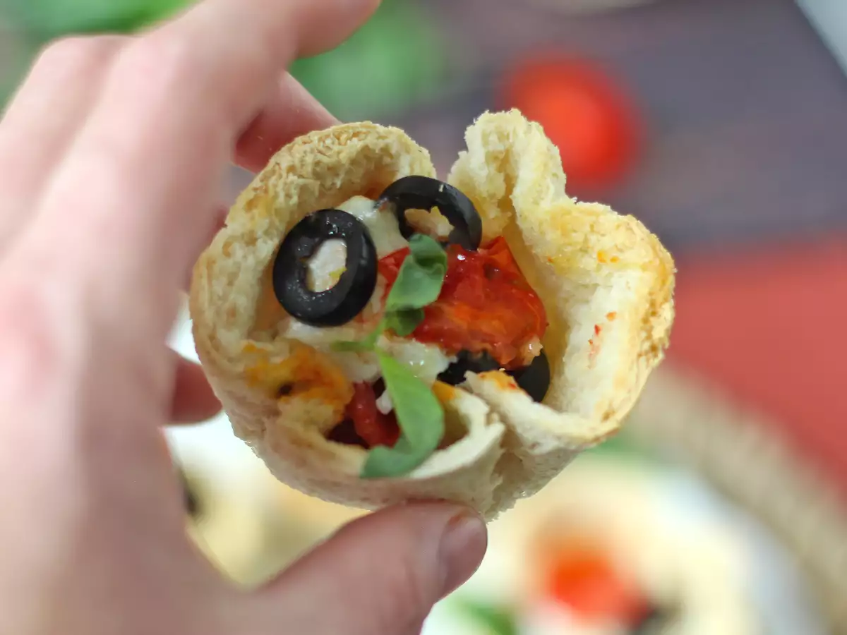 Kosze pieczywa z mozzarellą, pomidorkami koktajlowymi i czarnymi oliwkami - zdjęcie 5