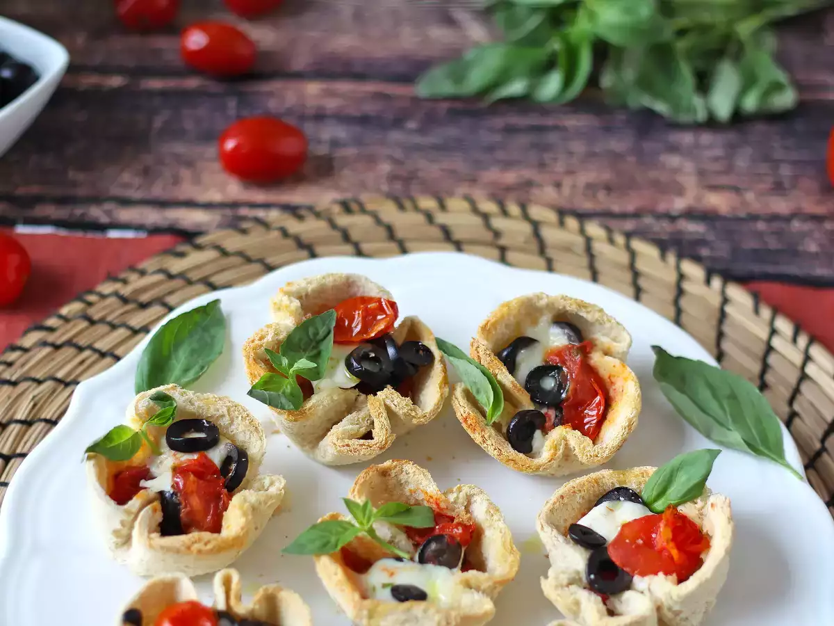 Kosze pieczywa z mozzarellą, pomidorkami koktajlowymi i czarnymi oliwkami - zdjęcie 6