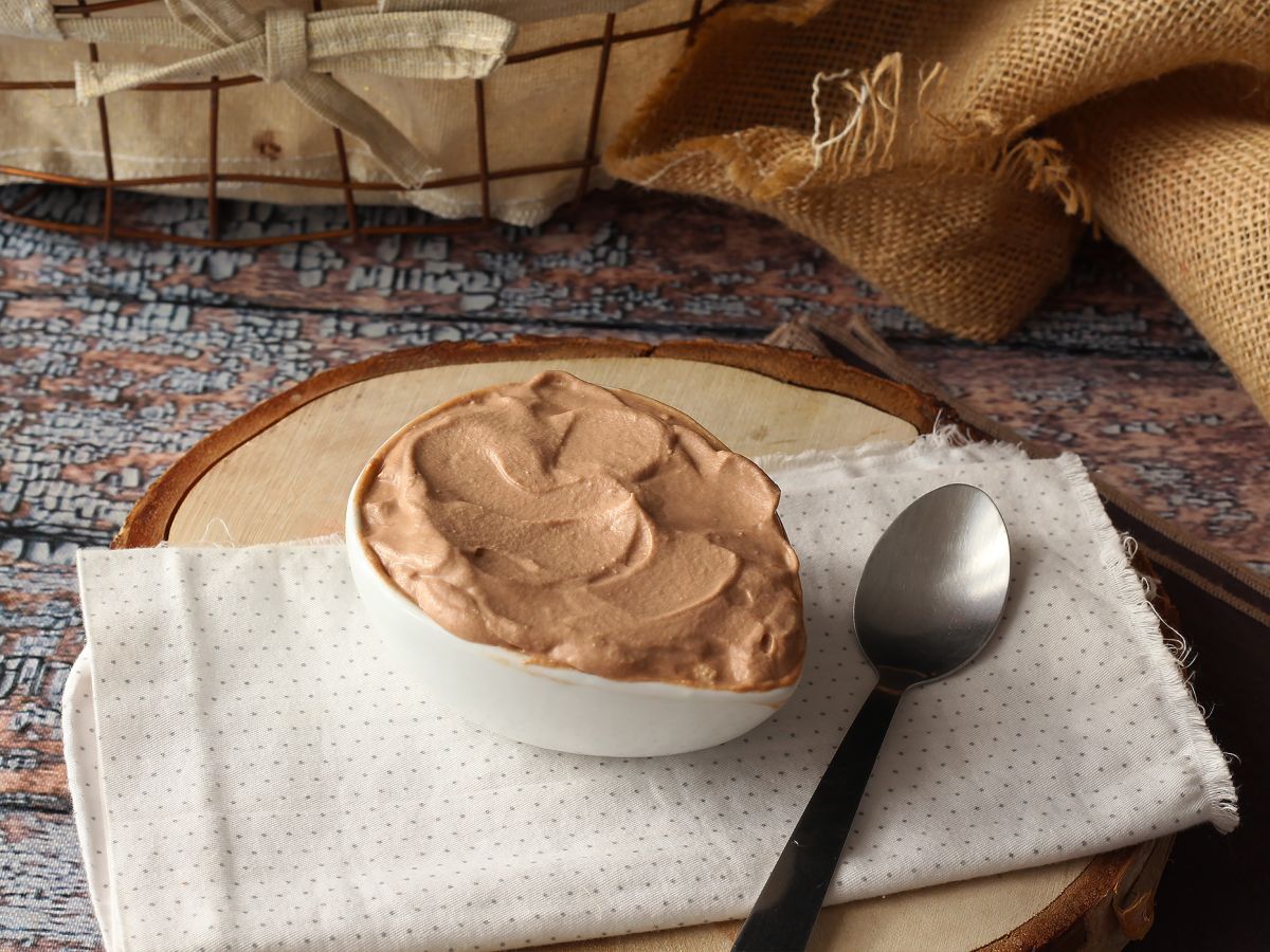 Krem do smarowania Nutella, idealny do dekoracji ciast i tortów.