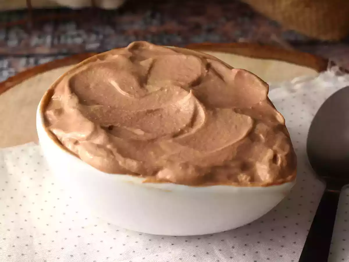 Krem do smarowania Nutella, idealny do dekoracji ciast i tortów. - zdjęcie 2