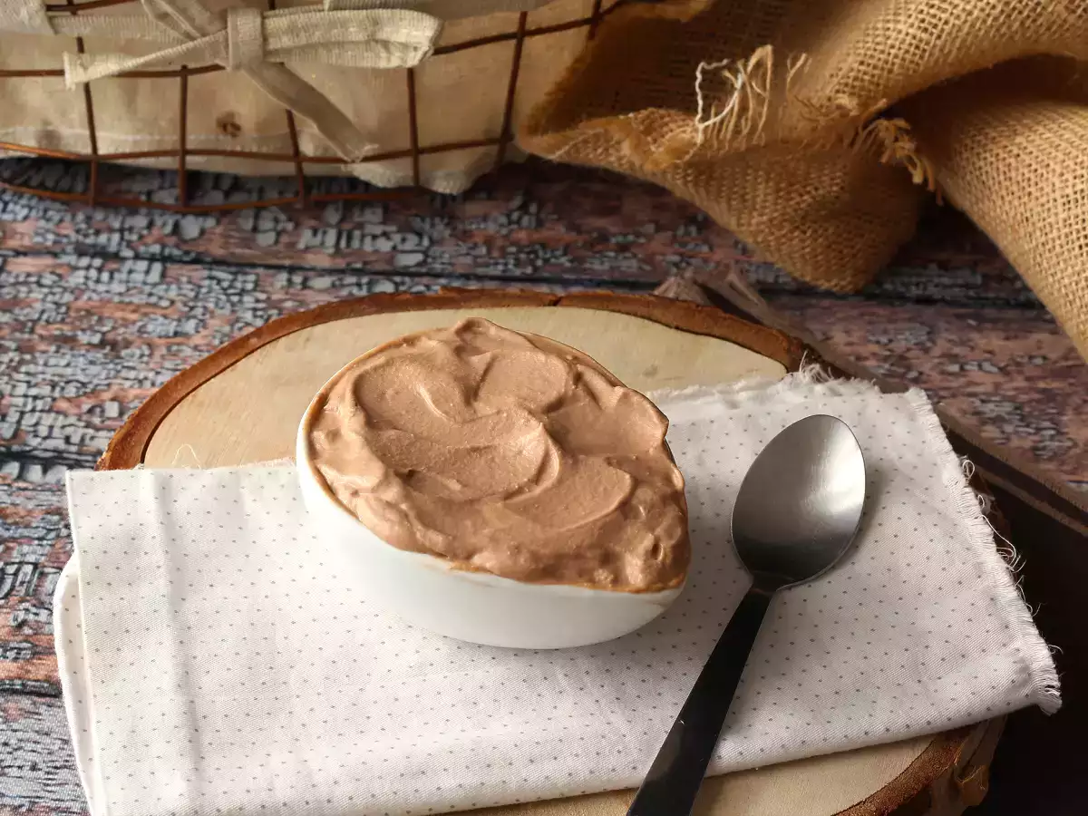 Krem ubijany z kremem Nutella – idealny do przekładania i dekorowania ciast oraz tortów warstwowych
