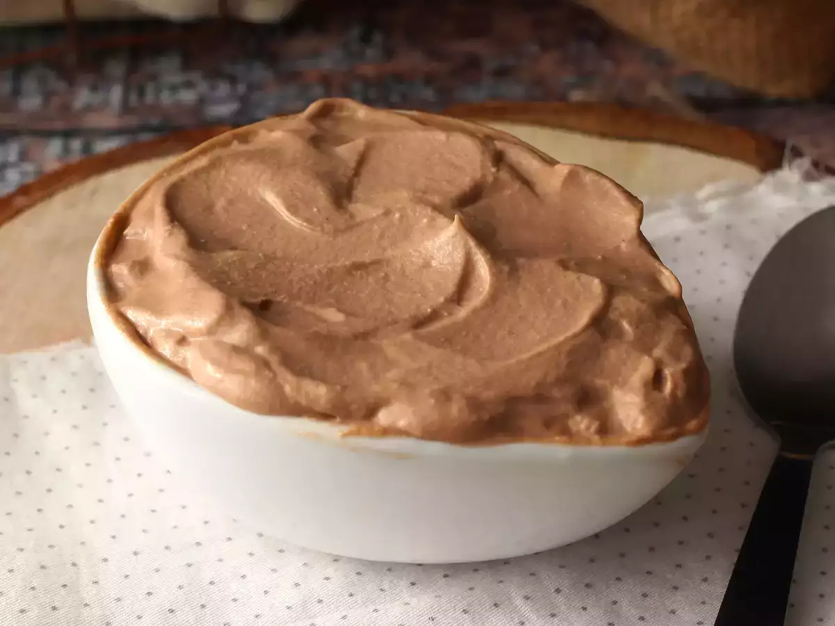 Krem ubijany z kremem Nutella – idealny do przekładania i dekorowania ciast oraz tortów warstwowych - zdjęcie 2