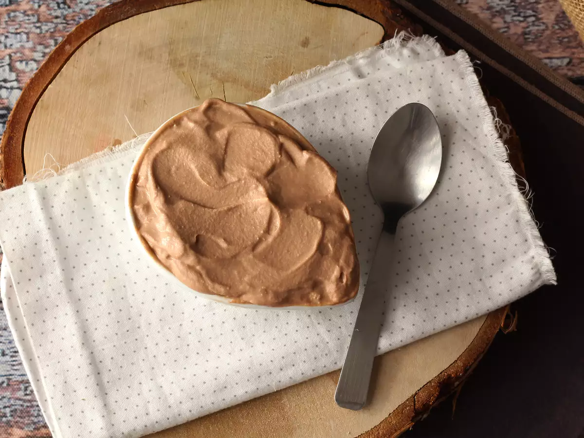 Krem ubijany z kremem Nutella – idealny do przekładania i dekorowania ciast oraz tortów warstwowych - zdjęcie 3