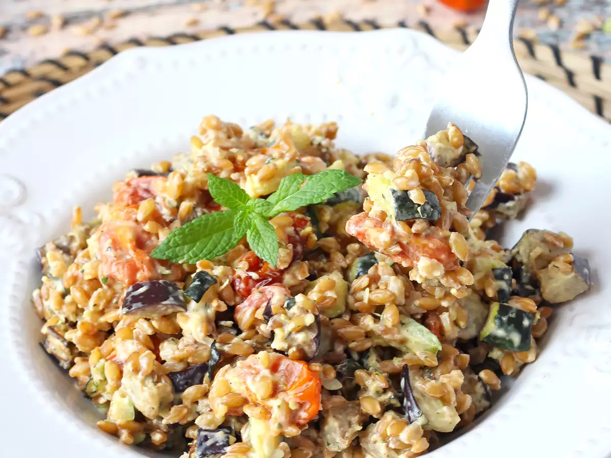 Kremowa sałatka orkiszowa z cukinią, bakłażanem i pomidorkami koktajlowymi - zdjęcie 4