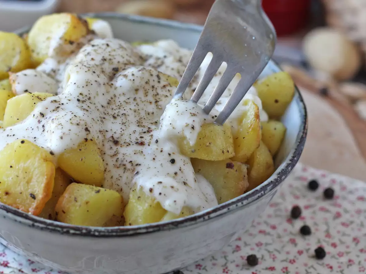Kremowe ziemniaki cacio e pepe z piekarnika: łatwy dodatek, który zachwyci wszystkich!