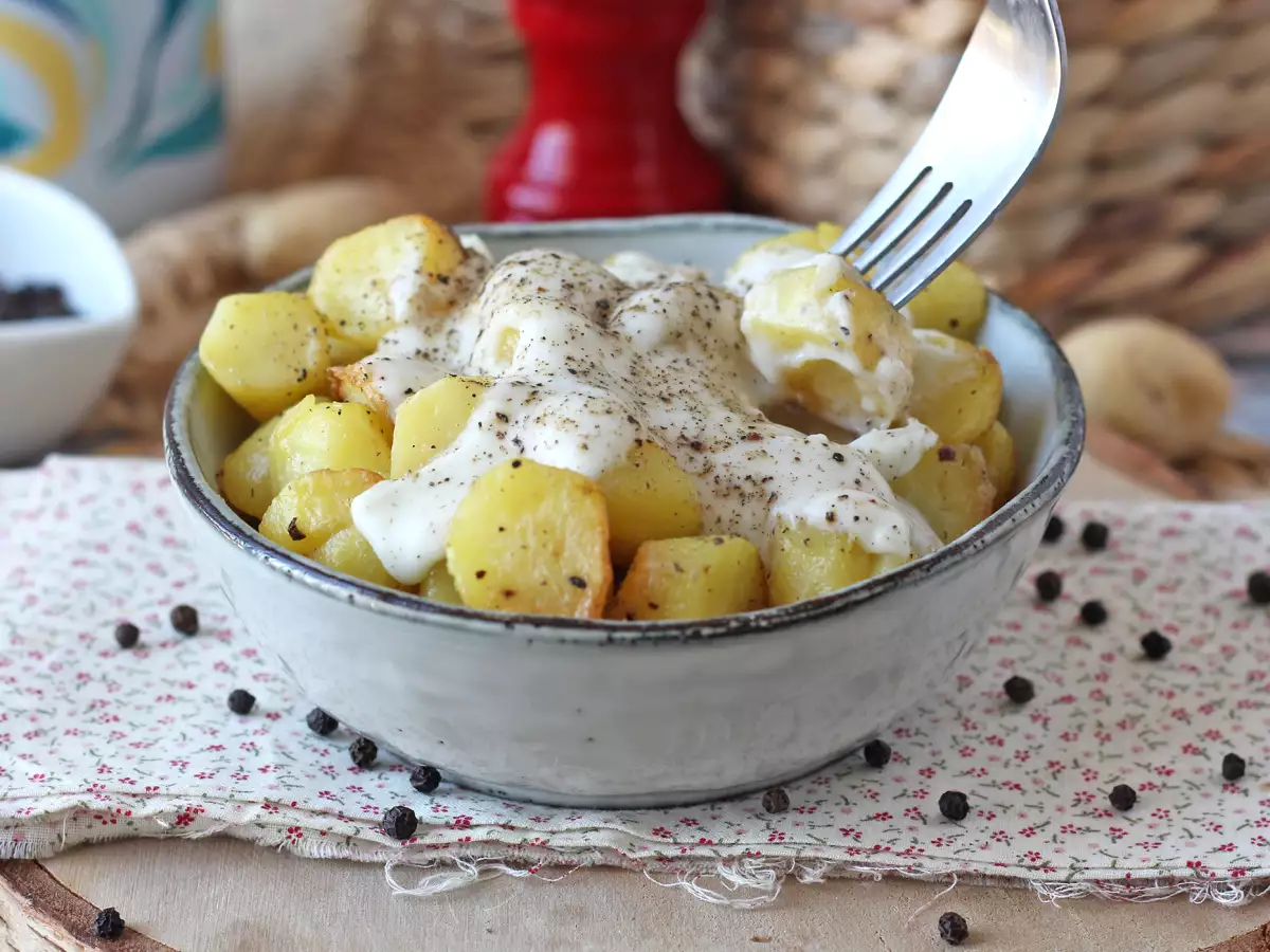 Kremowe ziemniaki cacio e pepe z piekarnika: łatwy dodatek, który zachwyci wszystkich! - zdjęcie 2