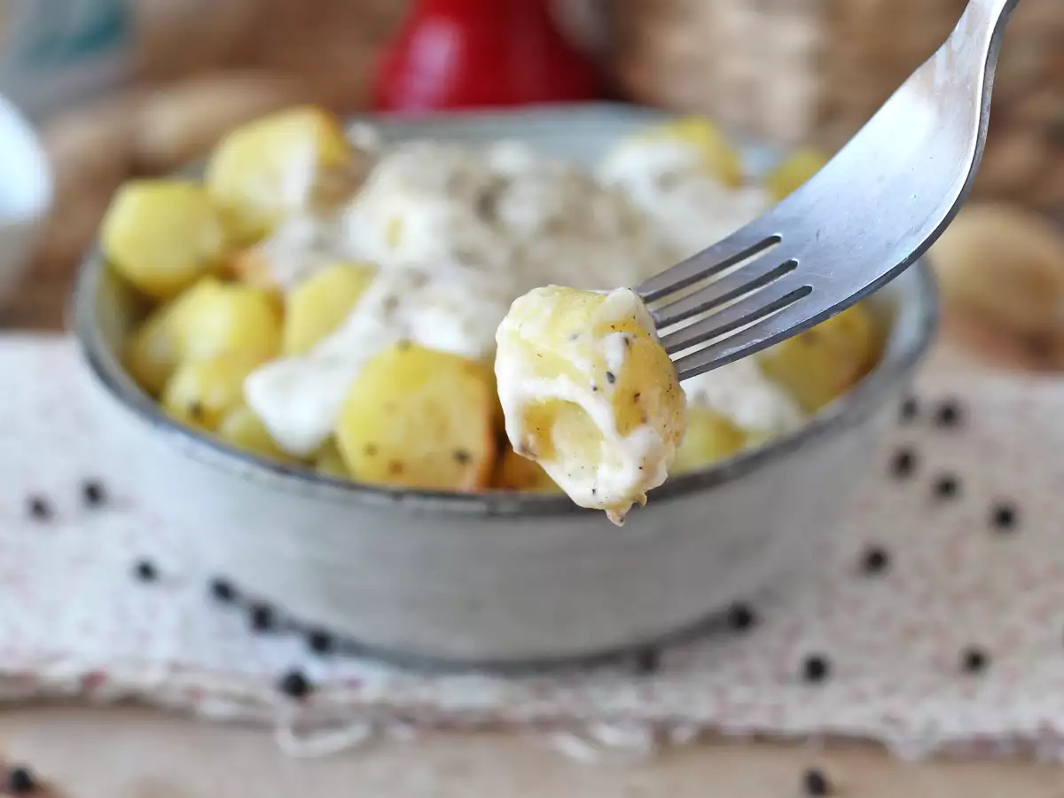 Kremowe ziemniaki cacio e pepe z piekarnika: łatwy dodatek, który zachwyci wszystkich! - zdjęcie 5