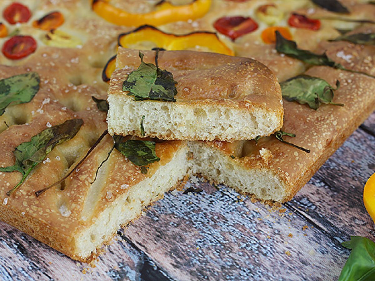 Kwiatowa focaccia - sztuka focaccia