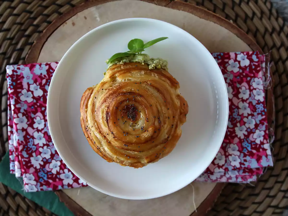 Łatwa solona bułka nowojorska z pesto i serem śmietankowym z 4 składników - zdjęcie 2