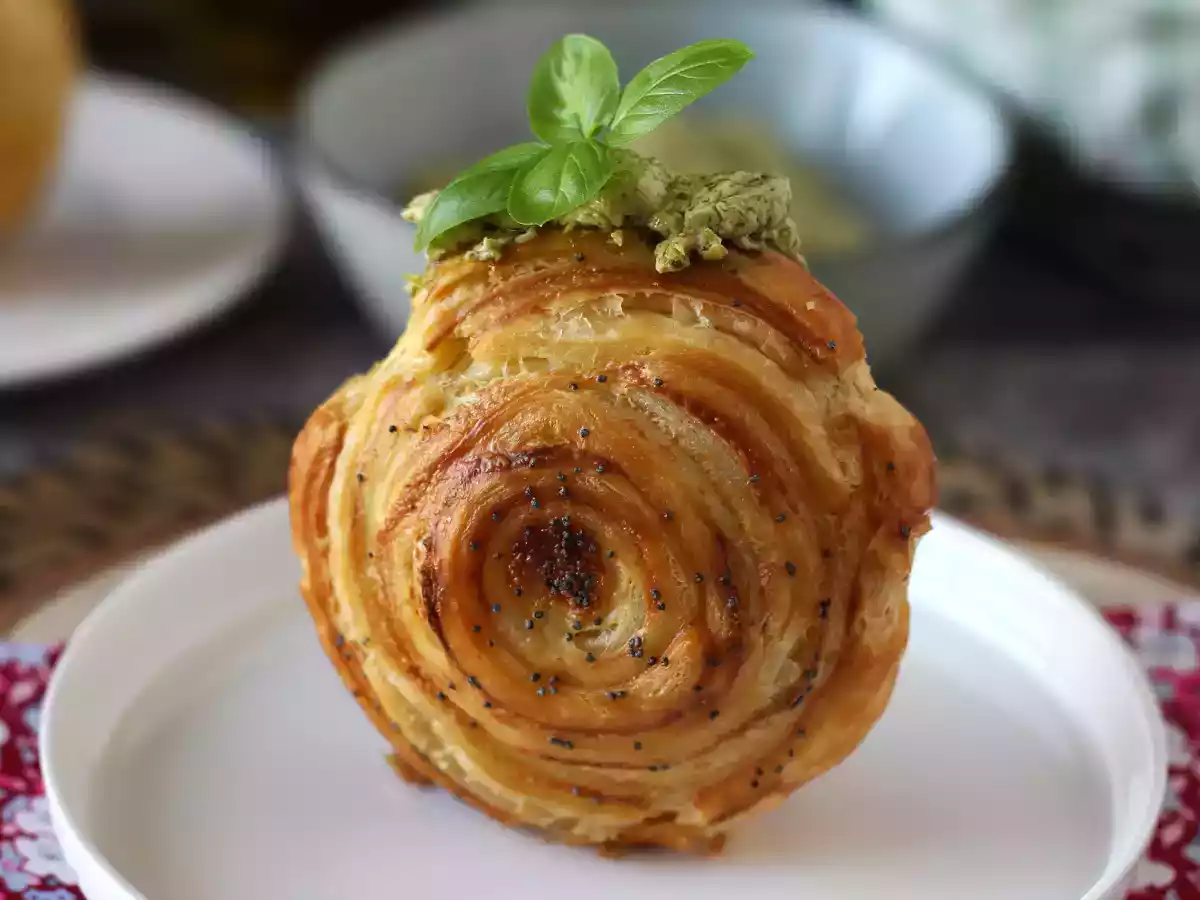 Łatwa solona bułka nowojorska z pesto i serem śmietankowym z 4 składników - zdjęcie 3