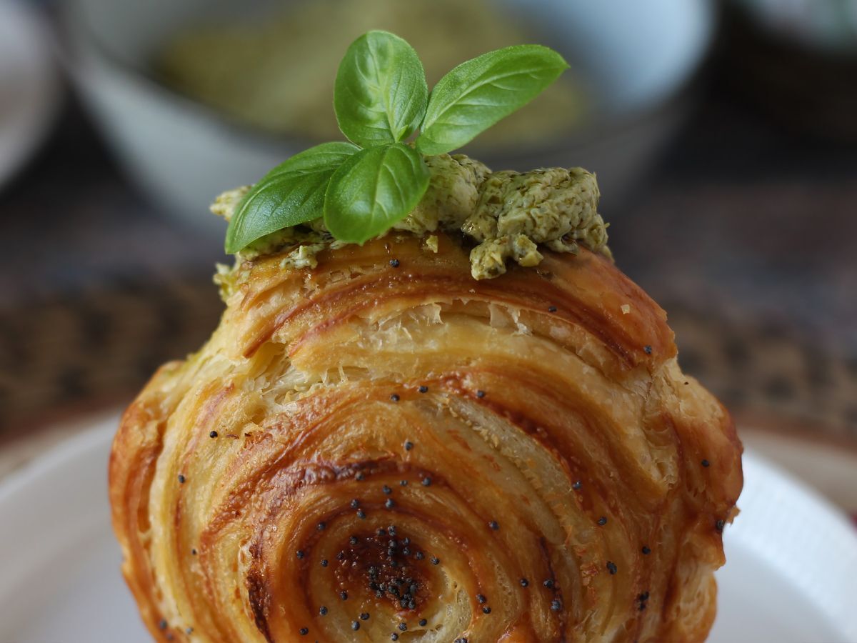 Łatwa solona bułka nowojorska z pesto i serem śmietankowym z 4 składników - zdjęcie 4