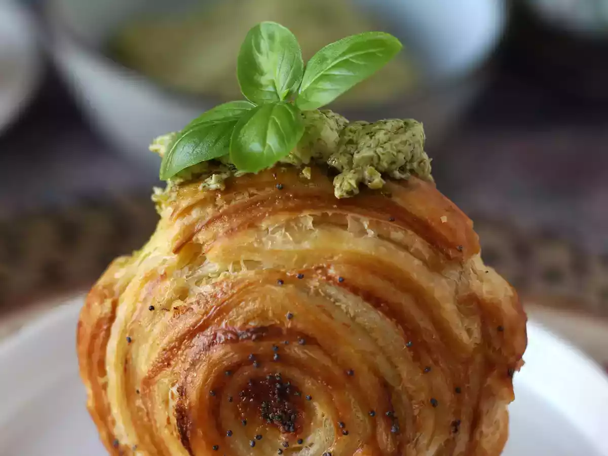 Łatwa solona bułka nowojorska z pesto i serem śmietankowym z 4 składników - zdjęcie 4