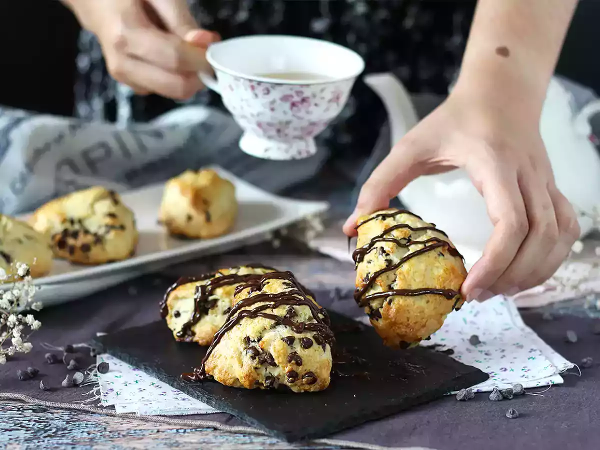 Łatwe i bardzo puszyste scones czekoladowe
