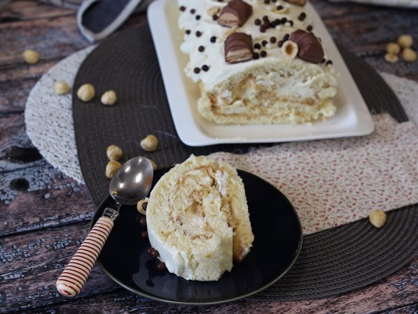 Łatwy roladek o smaku Kinder Bueno, idealny jako tort urodzinowy lub jako bûche na Boże Narodzenie! - zdjęcie 5