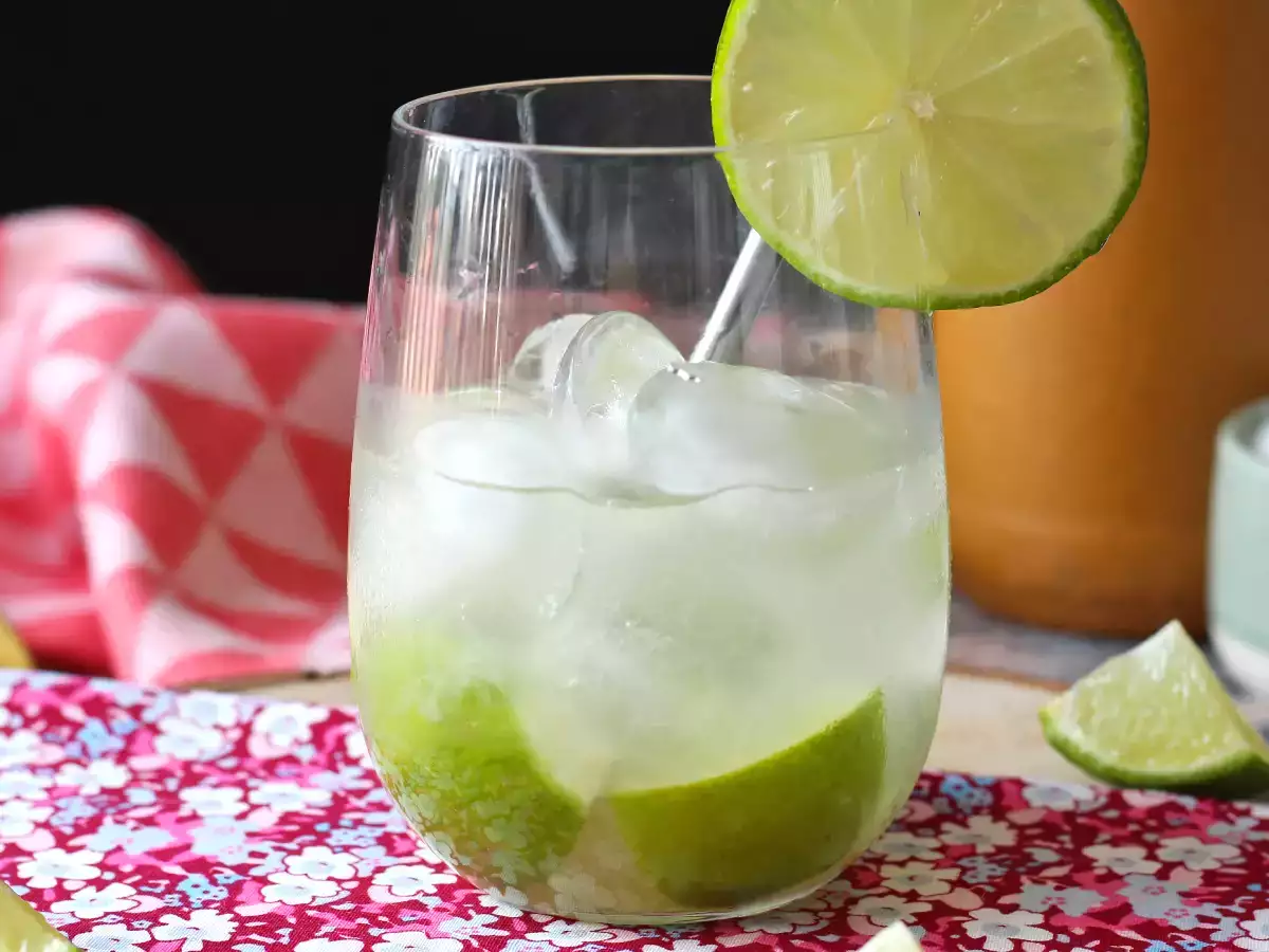 Lemon Caipirinha: łatwy do przygotowania brazylijski drink bez shakera do koktajli