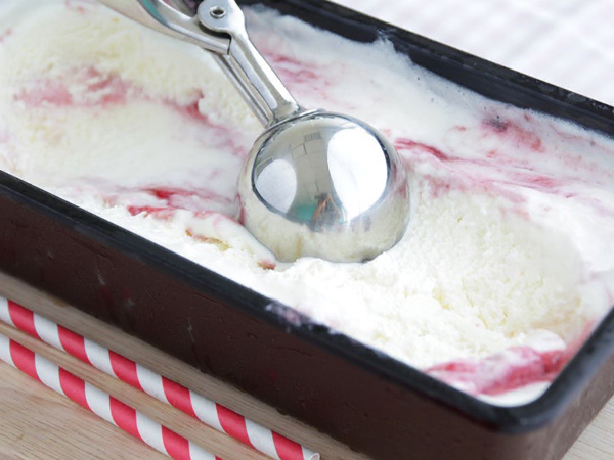 Lody jogurtowe z malinami