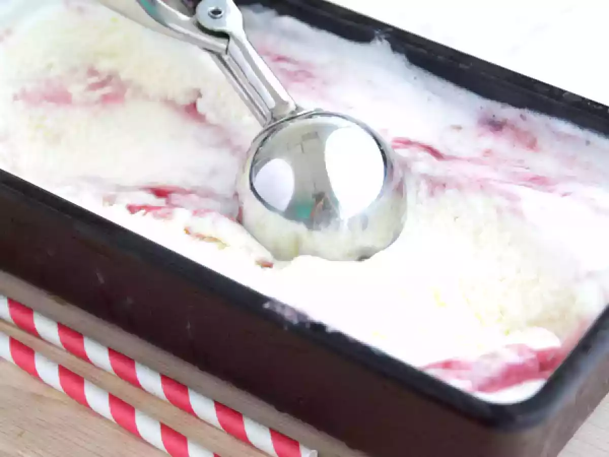 Lody jogurtowe z malinami