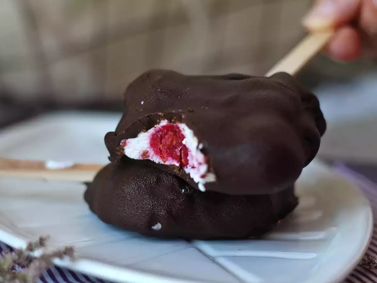 Lody na patyku ze skyru, malin i czekolady – zdrowa przekąska na słoneczne dni! - zdjęcie 7