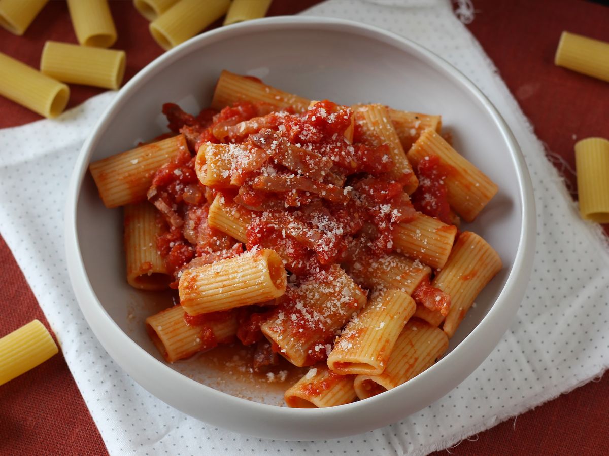 Makaron all'amatriciana, tradycyjny przepis wyjaśniony krok po kroku - zdjęcie 3