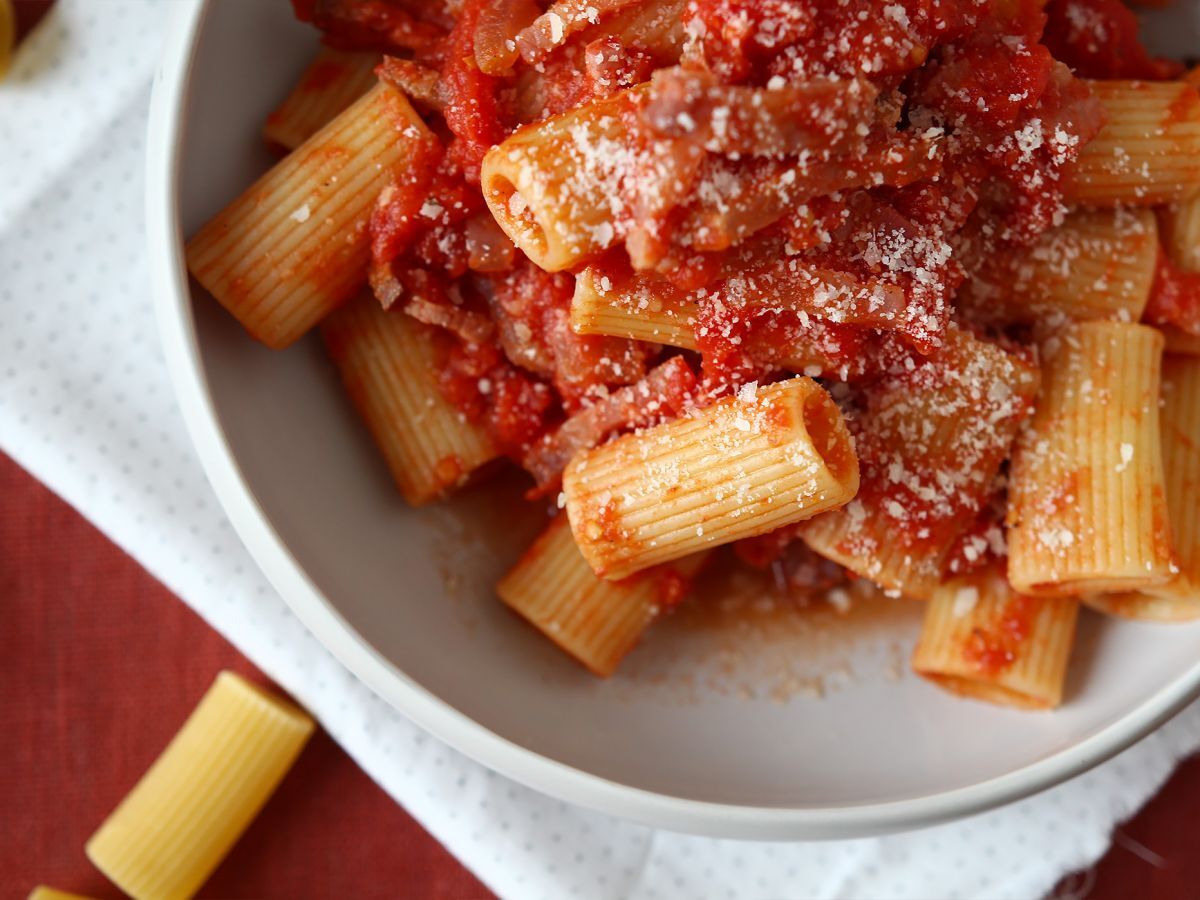 Makaron all'amatriciana, tradycyjny przepis wyjaśniony krok po kroku - zdjęcie 4