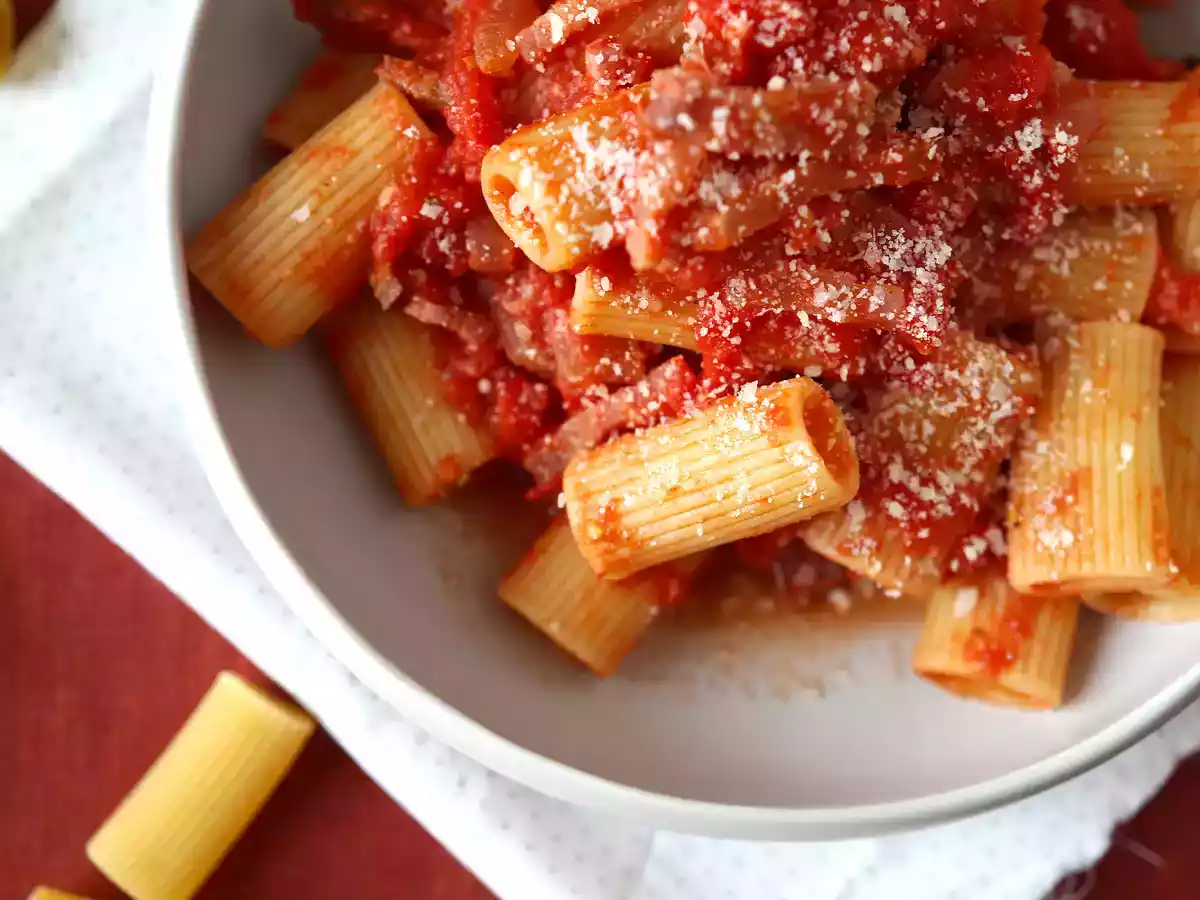 Makaron all'amatriciana, tradycyjny przepis wyjaśniony krok po kroku - zdjęcie 4