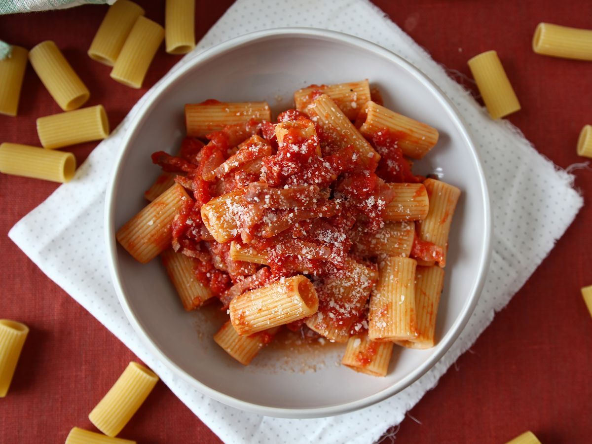 Makaron all'amatriciana, tradycyjny przepis wyjaśniony krok po kroku - zdjęcie 5