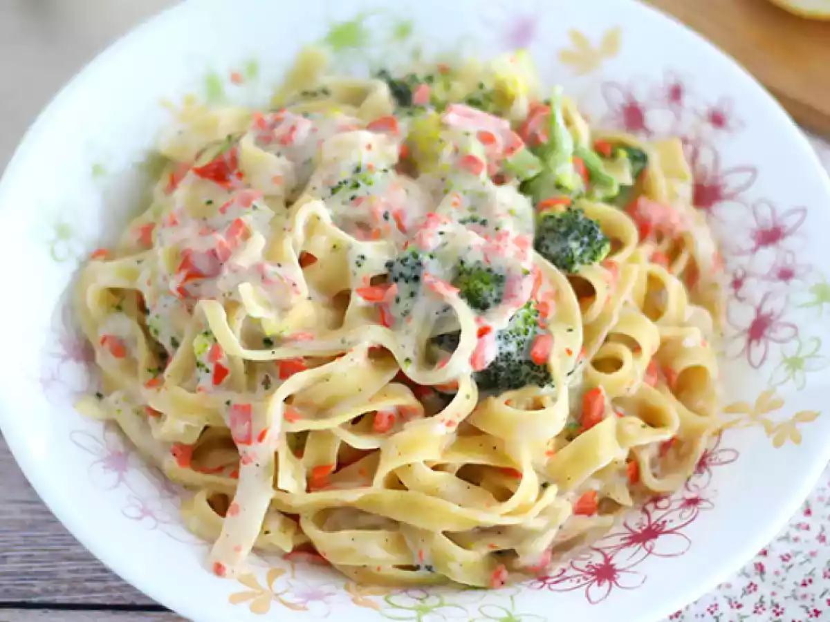 Makaron jednogarnkowy - Tagliatelle z łososiem i brokułami - zdjęcie 2