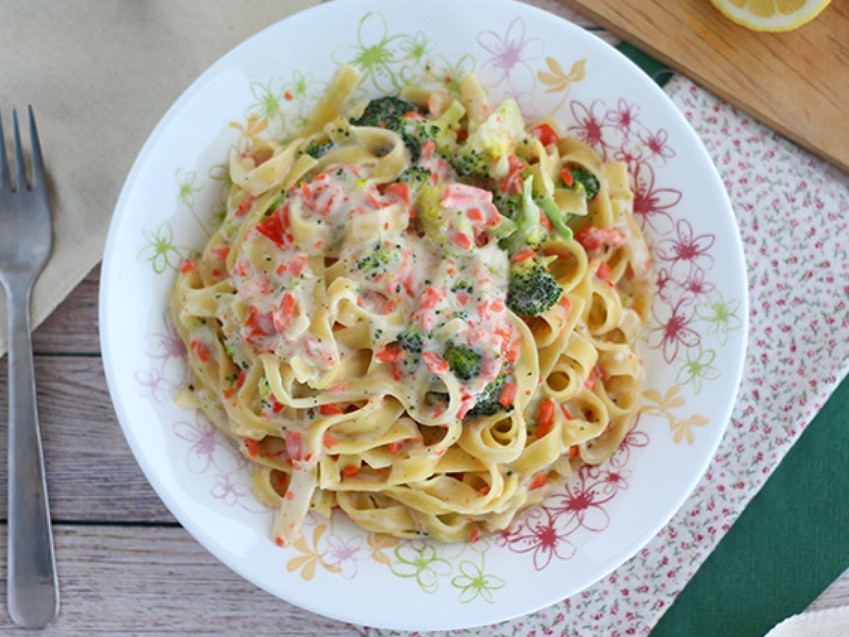 Makaron jednogarnkowy - Tagliatelle z łososiem i brokułami - zdjęcie 3