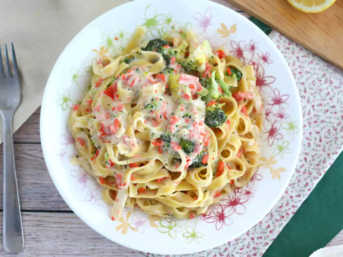 Makaron jednogarnkowy - Tagliatelle z łososiem i brokułami - zdjęcie 3