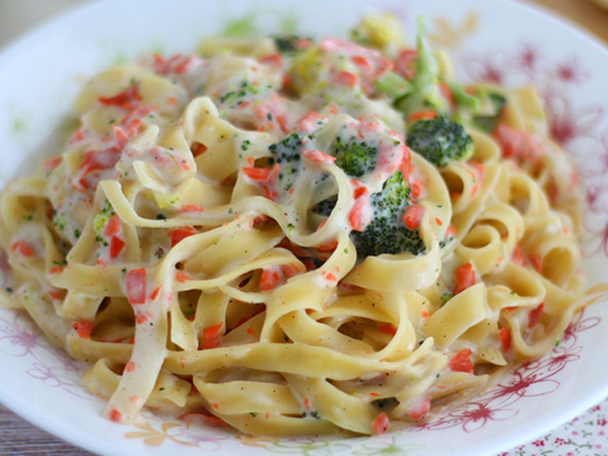 Makaron jednogarnkowy - Tagliatelle z łososiem i brokułami - zdjęcie 4