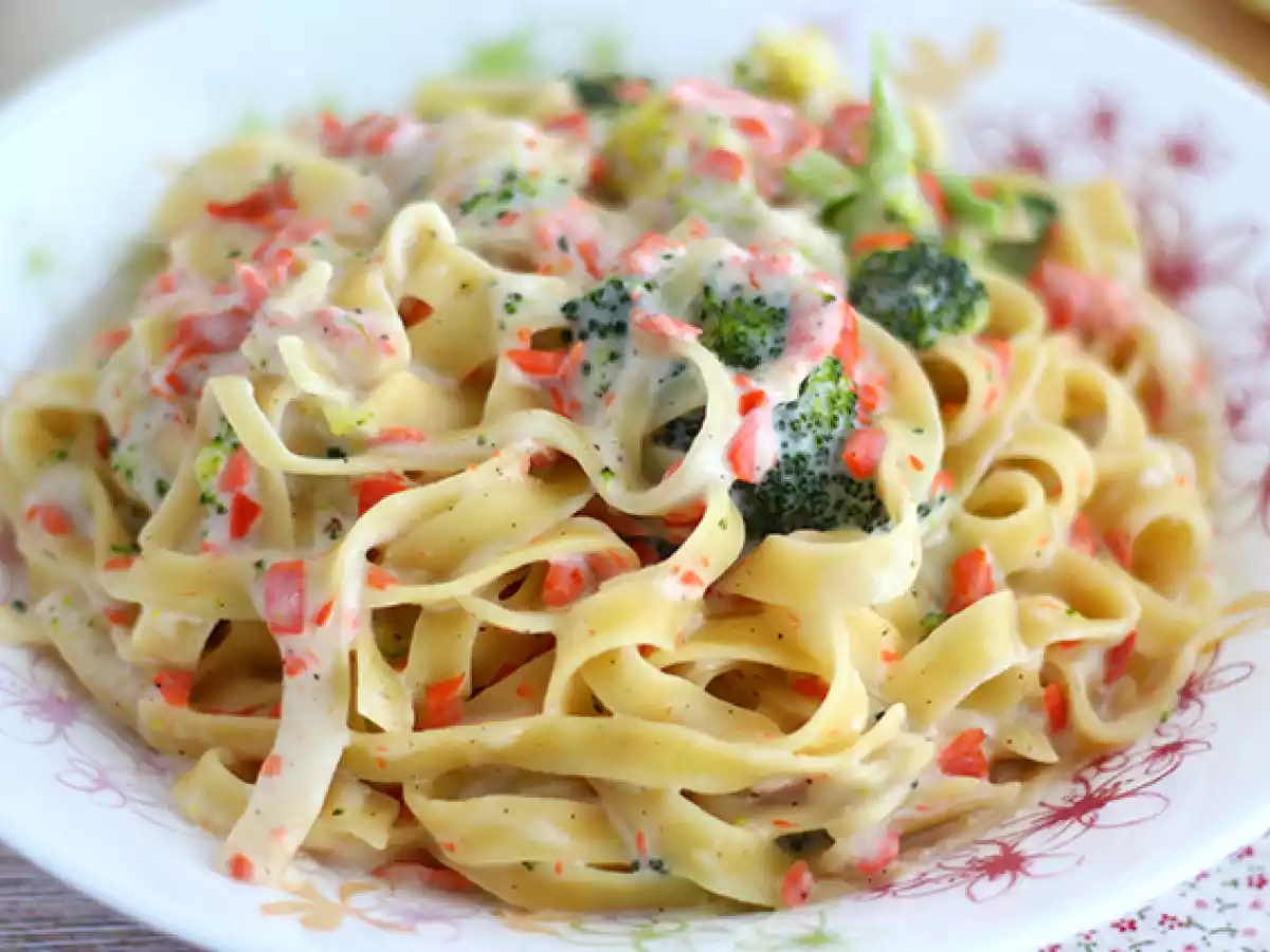 Makaron jednogarnkowy - Tagliatelle z łososiem i brokułami - zdjęcie 4