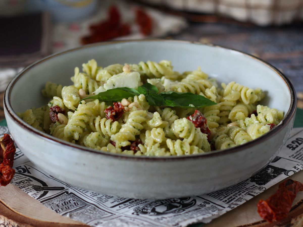 Makaron na zimno z pesto z cukinii, mozzarellą bawolej i suszonymi pomidorami