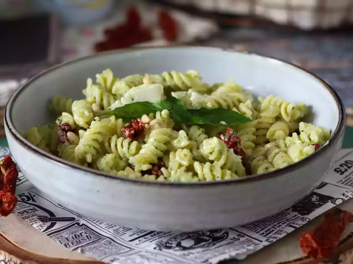 Makaron na zimno z pesto z cukinii, mozzarellą bawolej i suszonymi pomidorami