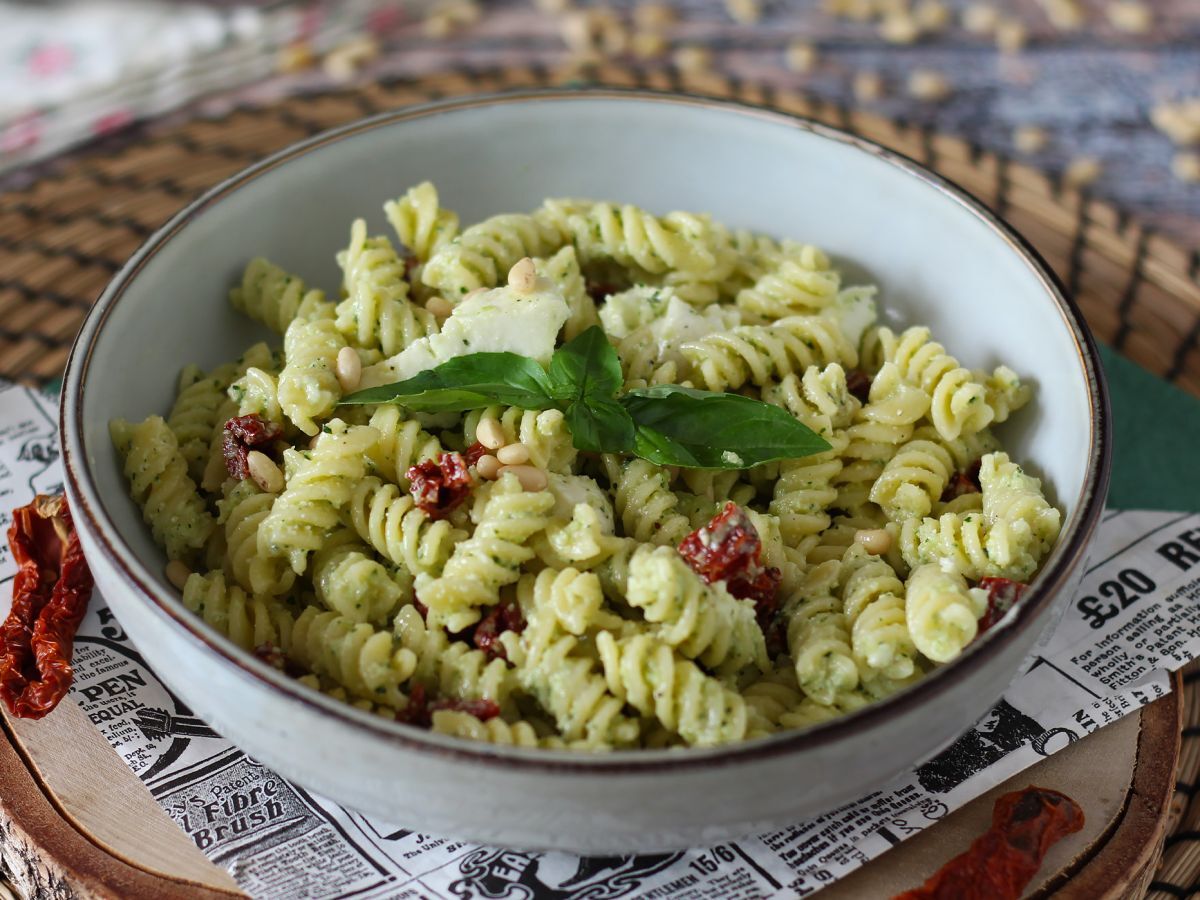 Makaron na zimno z pesto z cukinii, mozzarellą bawolej i suszonymi pomidorami - zdjęcie 2