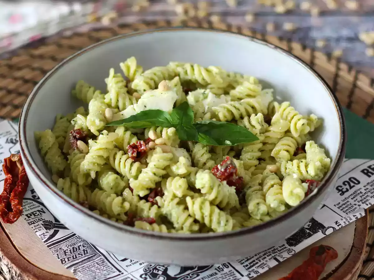 Makaron na zimno z pesto z cukinii, mozzarellą bawolej i suszonymi pomidorami - zdjęcie 2
