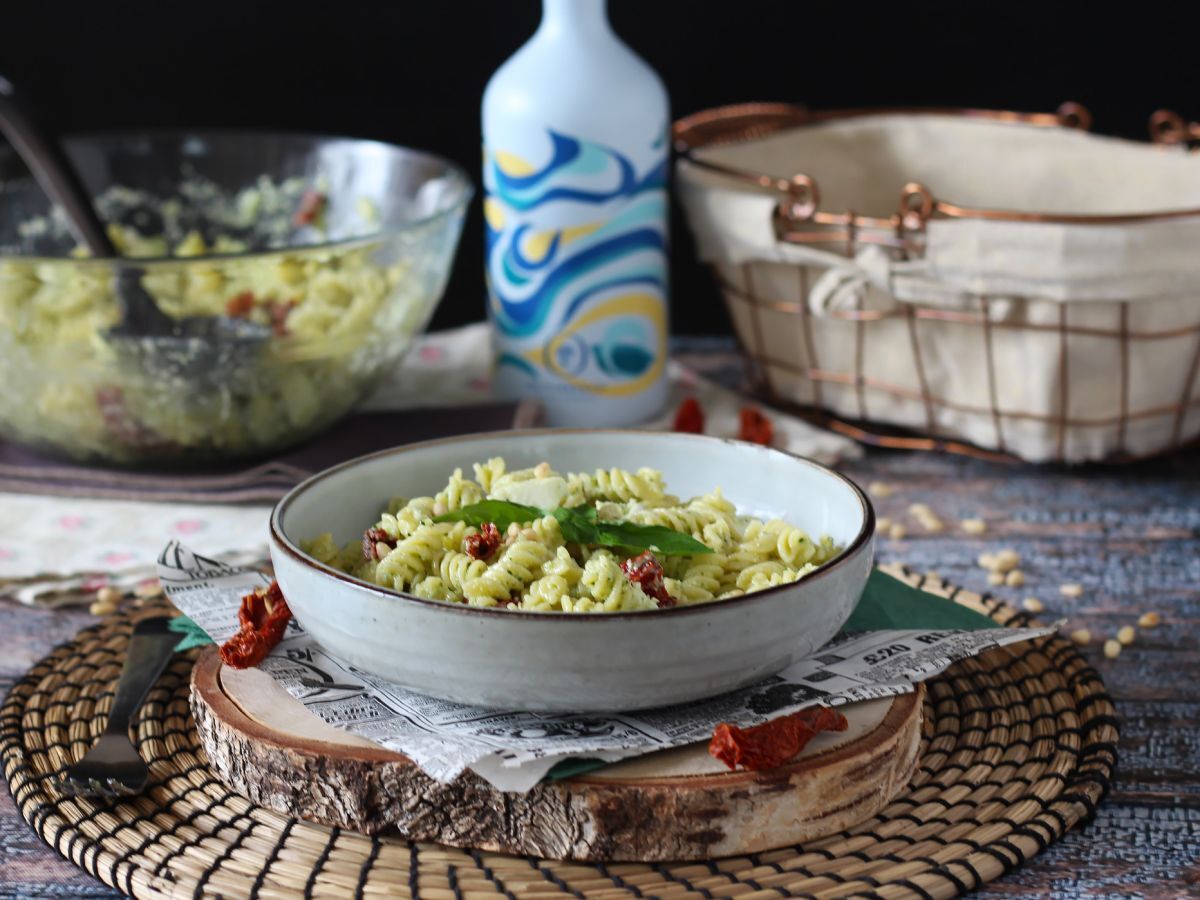 Makaron na zimno z pesto z cukinii, mozzarellą bawolej i suszonymi pomidorami - zdjęcie 3