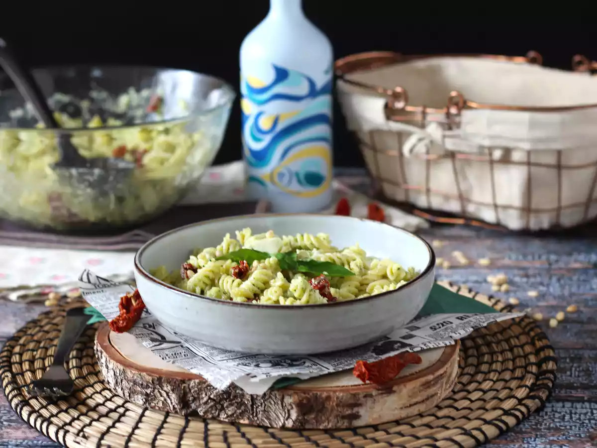 Makaron na zimno z pesto z cukinii, mozzarellą bawolej i suszonymi pomidorami - zdjęcie 3