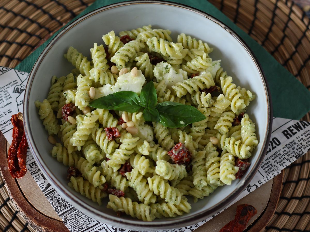 Makaron na zimno z pesto z cukinii, mozzarellą bawolej i suszonymi pomidorami - zdjęcie 4