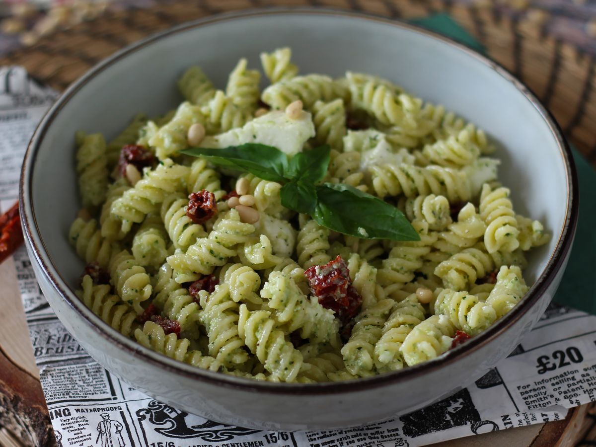 Makaron na zimno z pesto z cukinii, mozzarellą bawolej i suszonymi pomidorami - zdjęcie 5