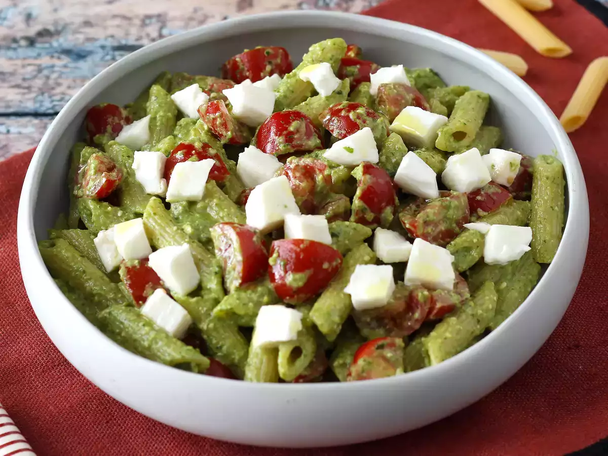 Makaron na zimno z pesto z rukoli, pomidorkami koktajlowymi i mozzarellą: świeży i szybki przepis na lato - zdjęcie 2