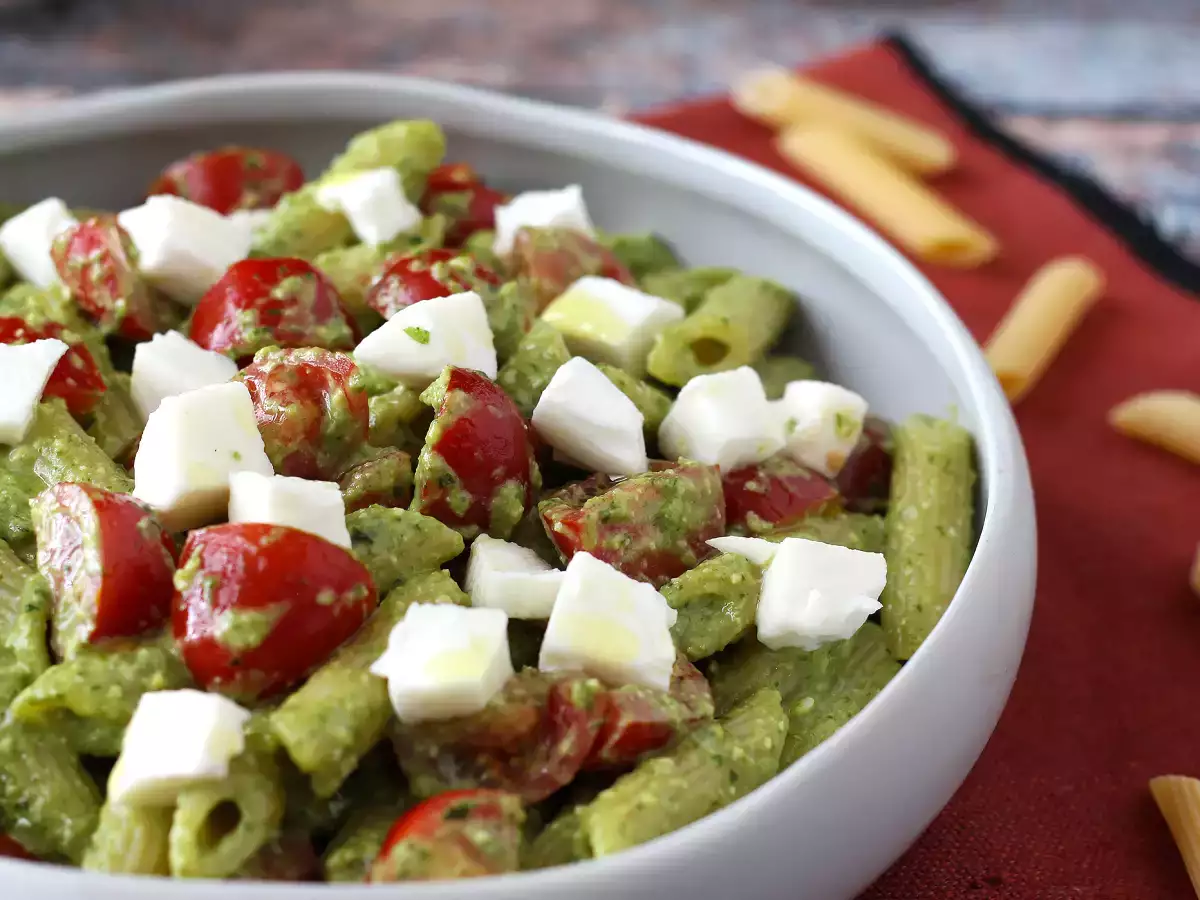 Makaron na zimno z pesto z rukoli, pomidorkami koktajlowymi i mozzarellą: świeży i szybki przepis na lato - zdjęcie 4