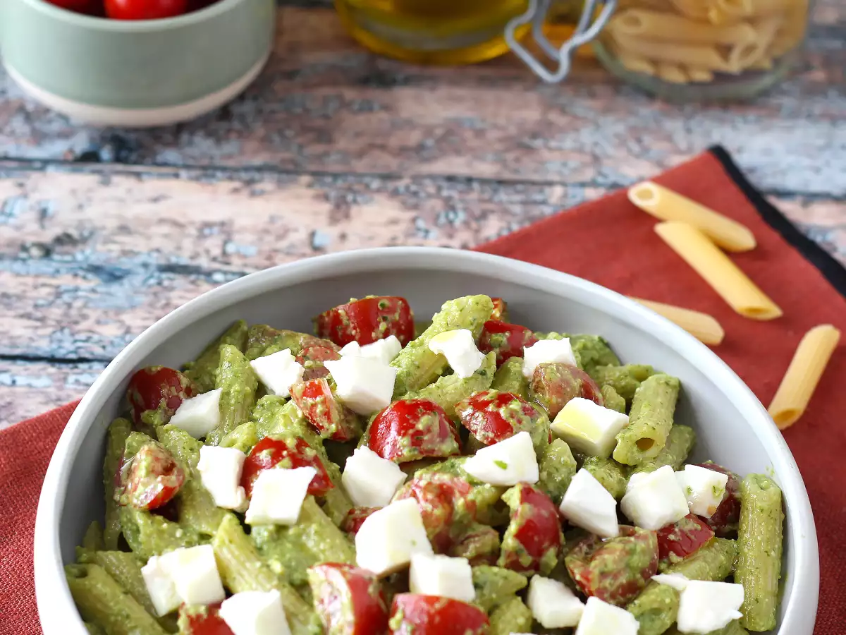 Makaron na zimno z pesto z rukoli, pomidorkami koktajlowymi i mozzarellą: świeży i szybki przepis na lato - zdjęcie 5