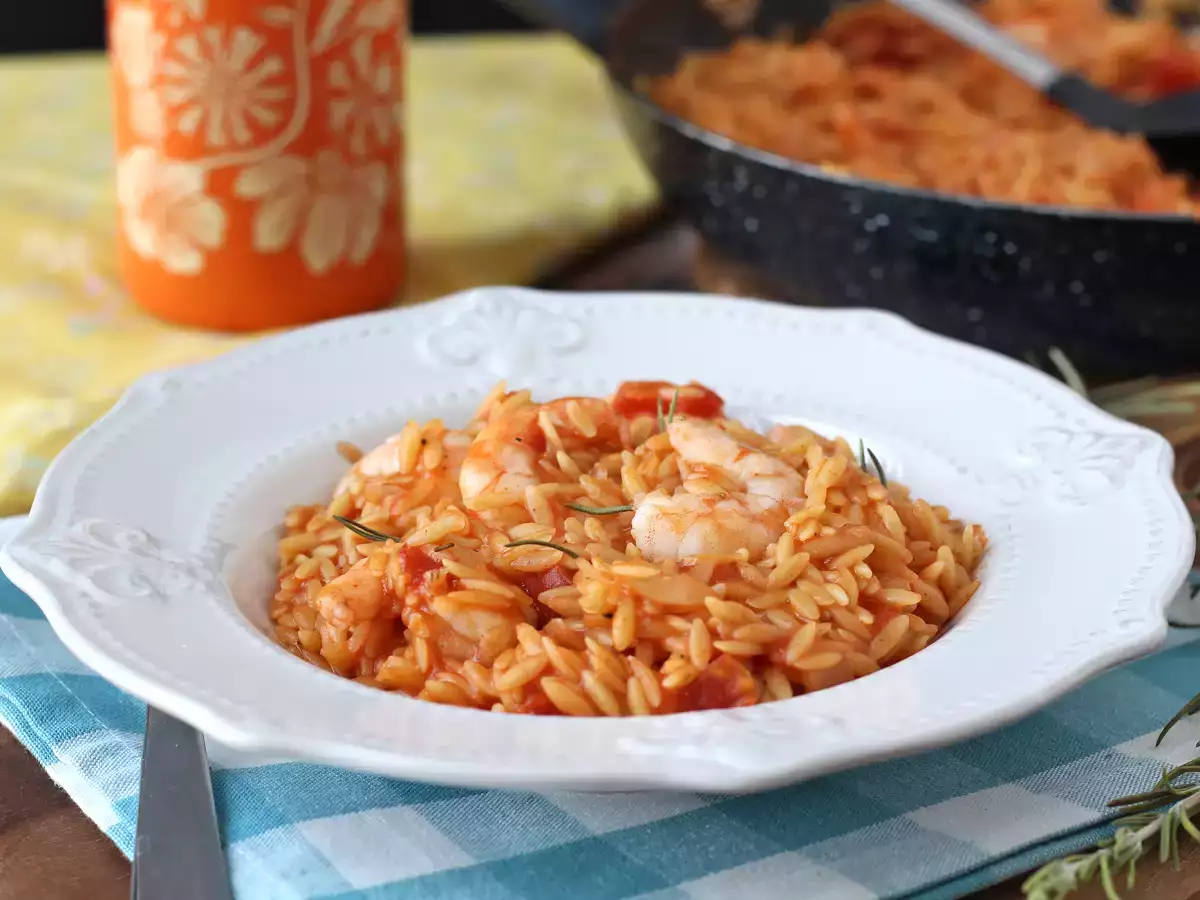 Makaron orzo z pomidorami i krewetkami przyrządzony na sposób risotto - zdjęcie 2