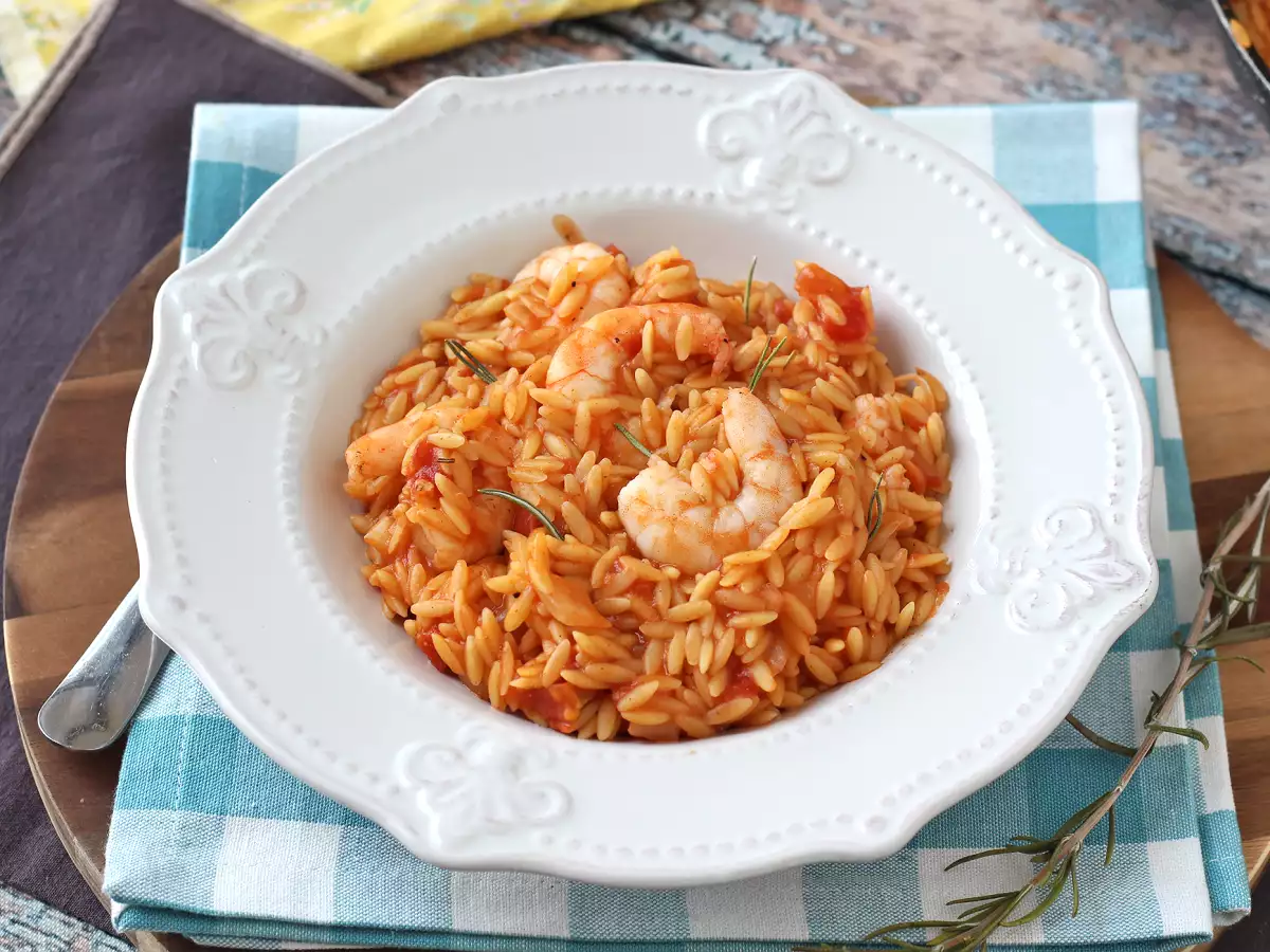 Makaron orzo z pomidorami i krewetkami przyrządzony na sposób risotto - zdjęcie 3