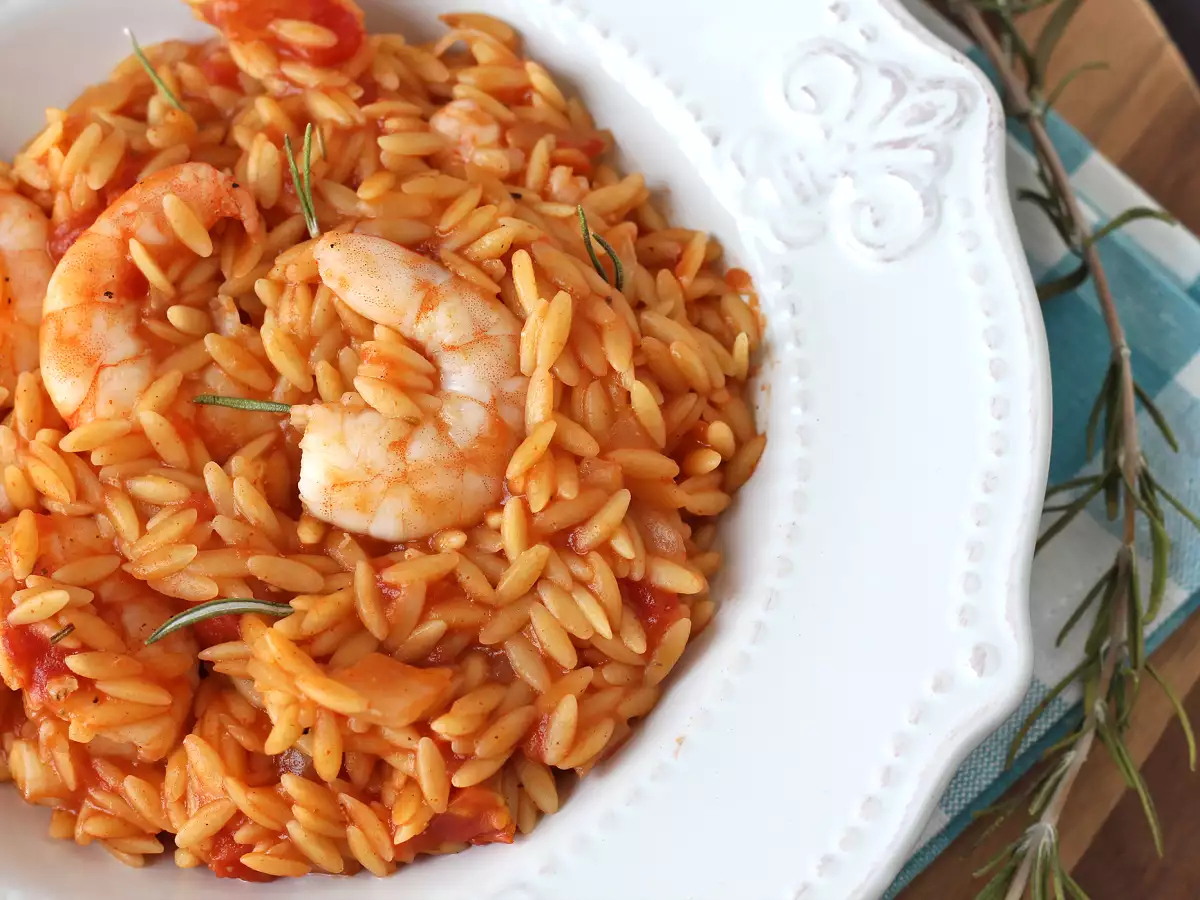 Makaron orzo z pomidorami i krewetkami przyrządzony na sposób risotto - zdjęcie 4