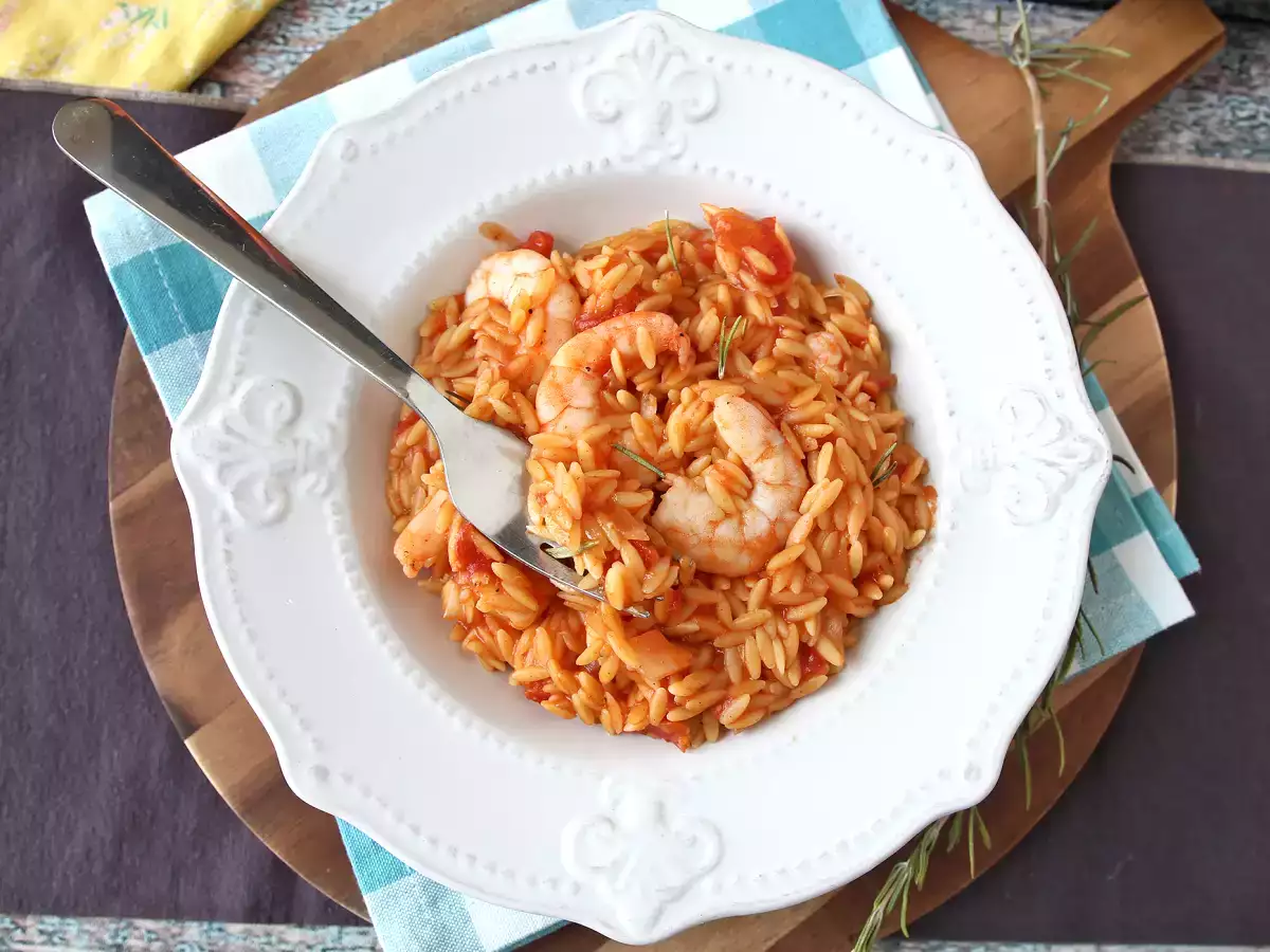 Makaron orzo z pomidorami i krewetkami przyrządzony na sposób risotto - zdjęcie 6