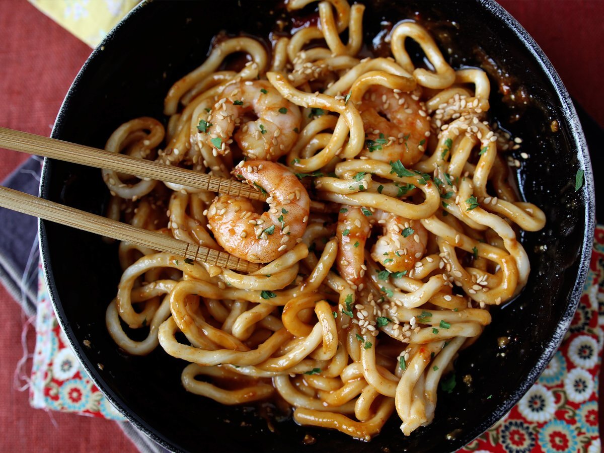 Makaron udon z krewetkami i pikantnym sosem orzechowym