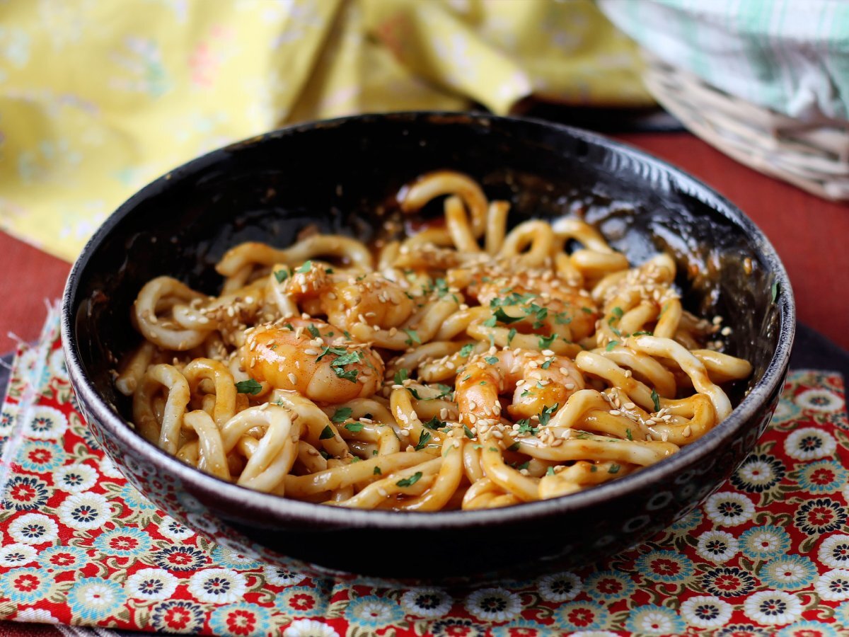 Makaron udon z krewetkami i pikantnym sosem orzechowym - zdjęcie 2
