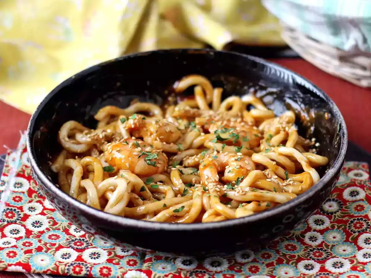 Makaron udon z krewetkami i pikantnym sosem orzechowym - zdjęcie 2